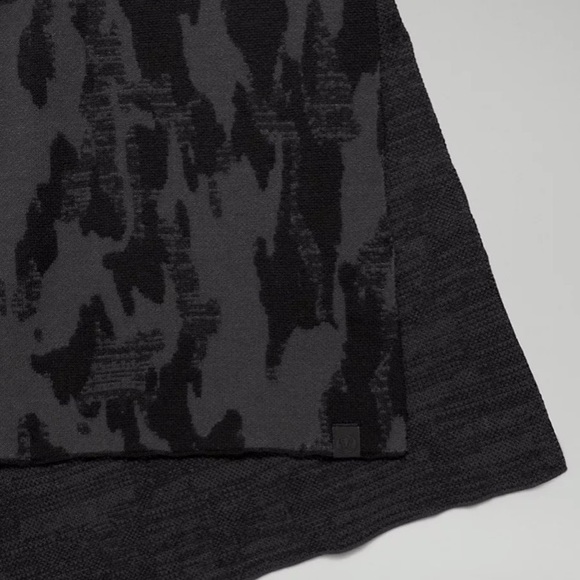NWOT Lululemon✨ Oversized Camo Jacquard Scarf - Picture 3 of 8